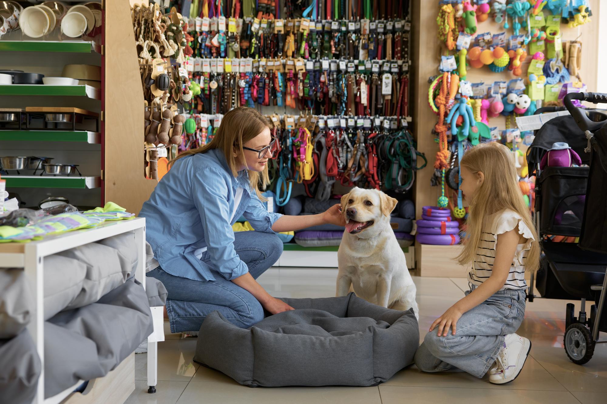 Cão em loja de produtos para pets